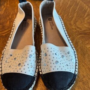 (S-13)White Mountain Women's Black and Cream Espadrilles
